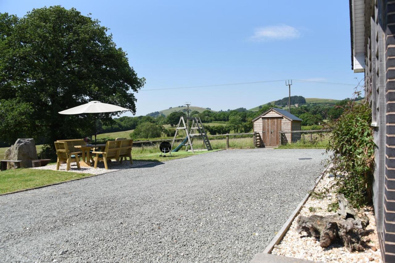 Maen Llwyd Villa Llanyre Екстериор снимка