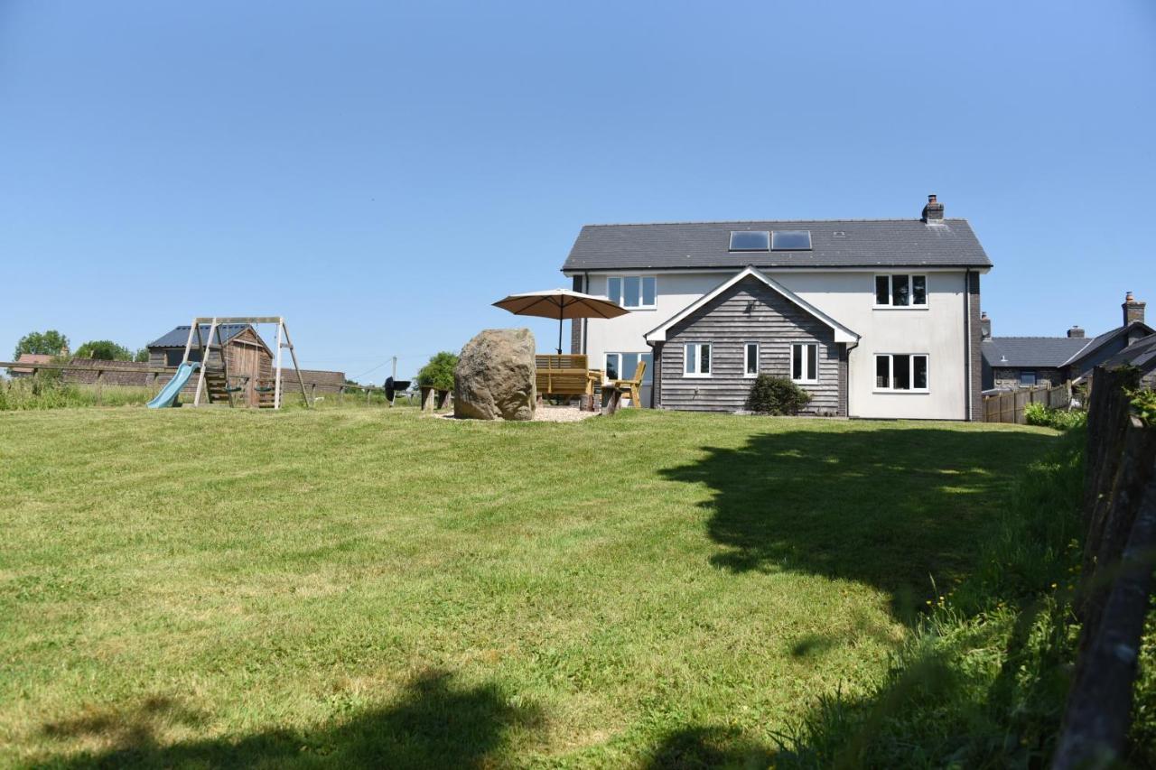 Maen Llwyd Villa Llanyre Екстериор снимка